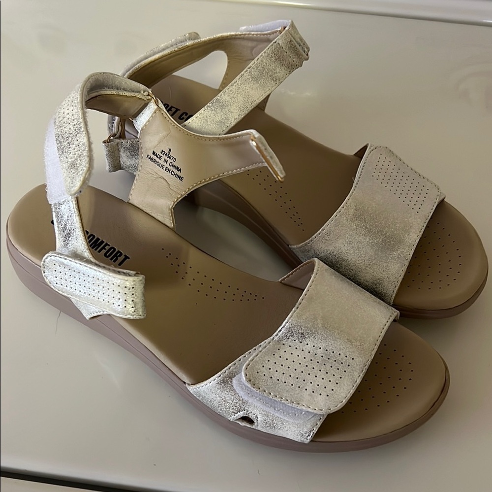 NWOT Soft Comfort Silver and Tan Sandals
